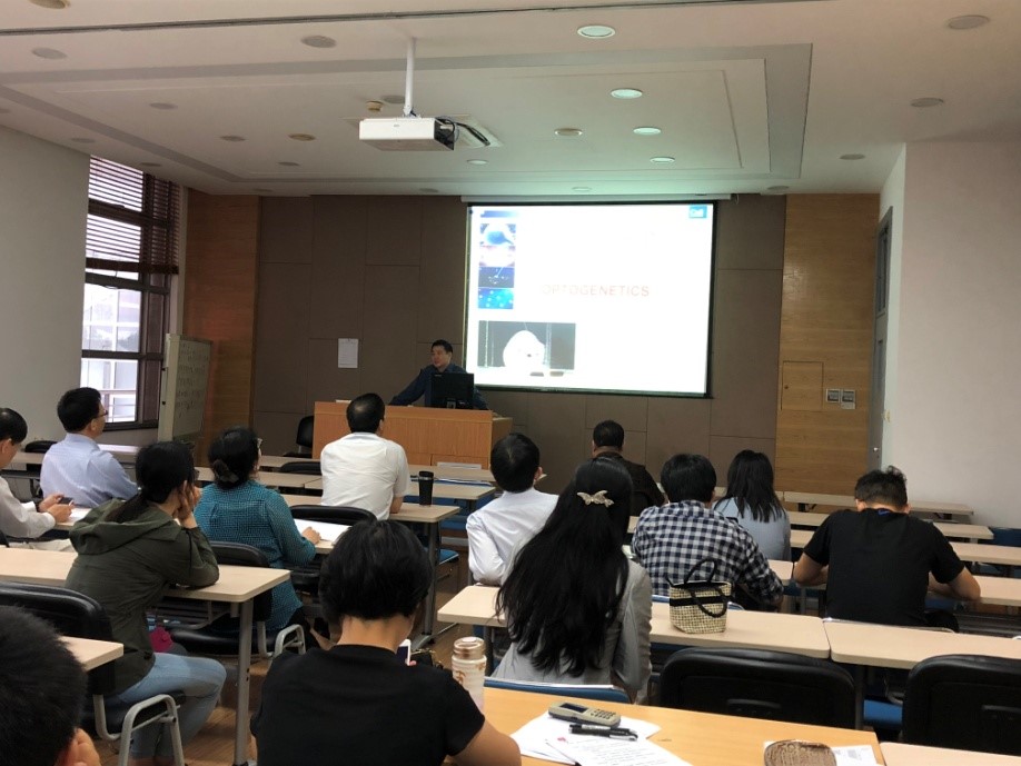 “一路走,一路带,一路话秋实”――漫画柜