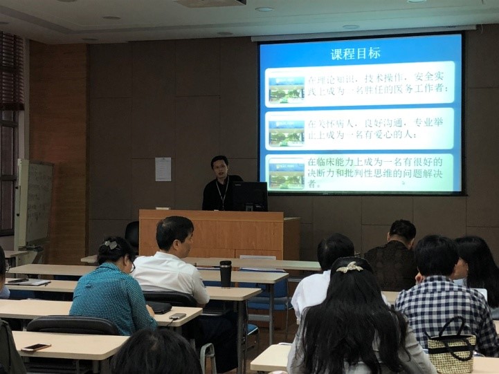 “一路走,一路带,一路话秋实”――漫画柜