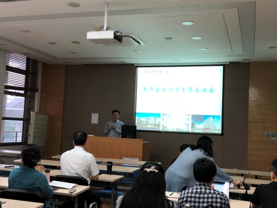 “一路走,一路带,一路话秋实”――漫画柜